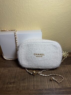 CHANEL White Wool Crossbody Bag with added Gold Chain Christmas collection